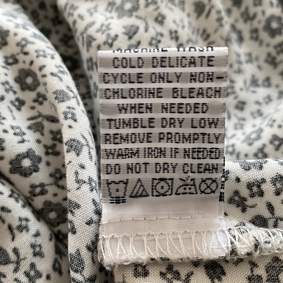 Velvet Heart Black and White Flower Print Button Down Blouse Size Medium - Picture 12 of 12